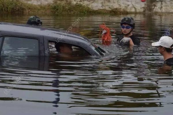 江蘇高郵一中巴車側滑落水，已致1死10傷(3)