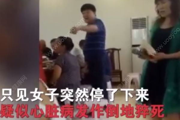 女子倒地猝死無人急救，同學(xué)錄像圍觀討論死狀(1)