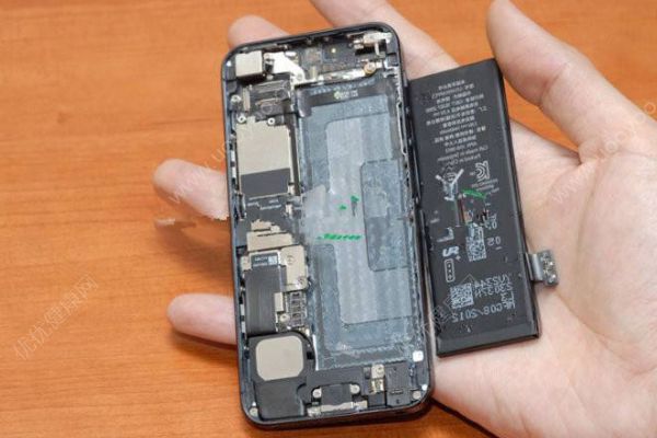 男子牙咬iPhone電池瞬間爆炸！如何預(yù)防電池爆炸？(3)