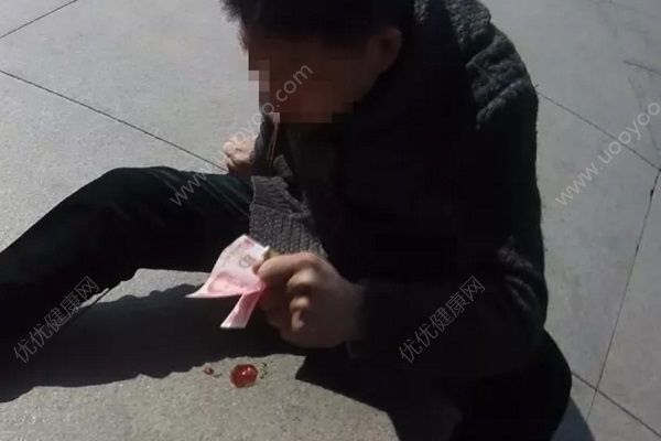 男子突發(fā)心臟病吐血，撒錢引人救助，心臟病如何護(hù)理好？(1)