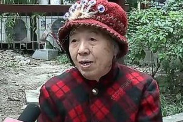 成都現(xiàn)86歲最美包租婆！幫助百余戶白血病家庭！(1)