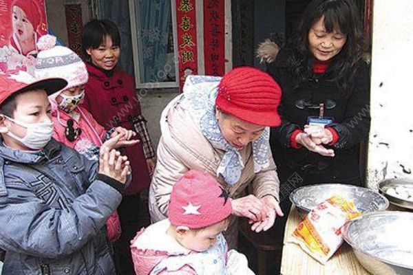 成都現(xiàn)86歲最美包租婆！幫助百余戶白血病家庭！(2)