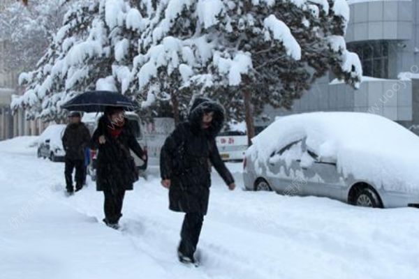 外賣小哥暴雪中一瘸一拐送餐！暴雪天氣需要注意什么？(3)