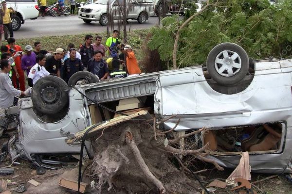 路遇車禍男子鉆進車救人，發(fā)生車禍怎么自救？(1)