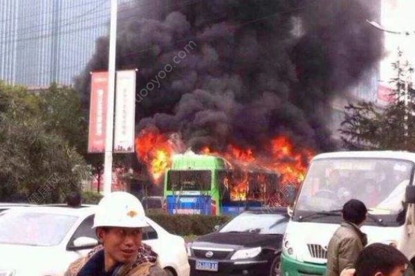 公交車起火自燃，乘客有序撤離幸無人員被困(2)