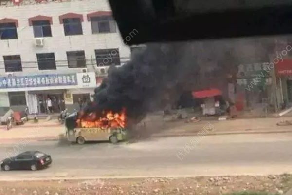 公交車起火自燃，乘客有序撤離幸無人員被困(4)