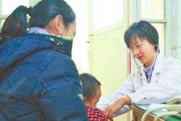 7歲男孩肚子腫脹如半個籃球，醫(yī)生開腹取出東西嚇懵家長！(2)