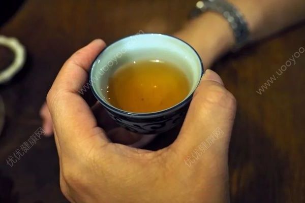 中年男子喝茶后竟癱倒在地，人為什么會(huì)醉茶？(1)