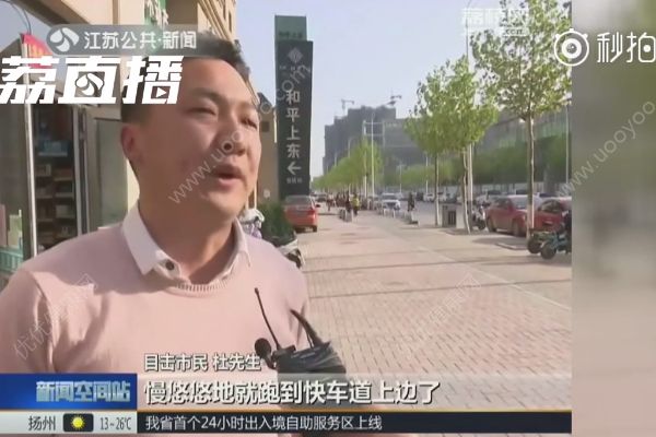 暖！2歲萌娃跑進(jìn)快車道，的哥沖下車一把將她抱起(2)