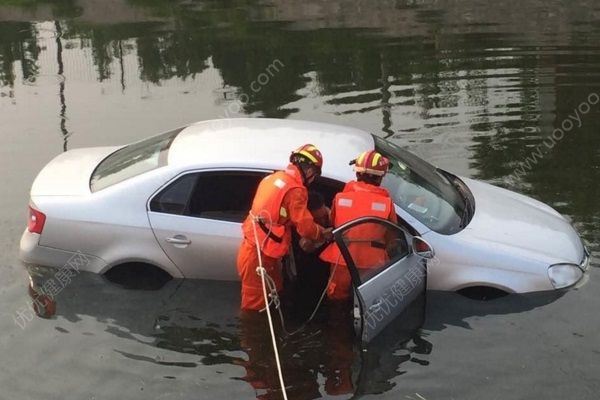 柳州轎車離奇墜河，司機逃出車外拒救助溺亡(2)