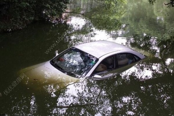 柳州轎車離奇墜河，司機逃出車外拒救助溺亡(4)