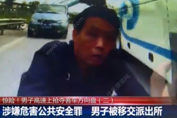 男子高速上搶奪客車方向盤！乘客一腳猛踹制止！(4)