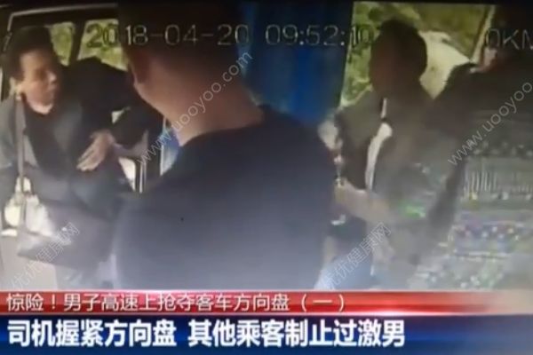 男子高速上搶奪客車方向盤！乘客一腳猛踹制止！(3)