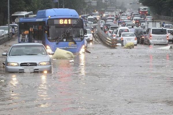 浙江江山11歲男孩被沖入暗渠，過路居民暴雨中緊急救援(3)