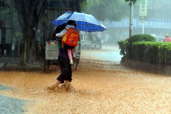 浙江江山11歲男孩被沖入暗渠，過路居民暴雨中緊急救援(4)