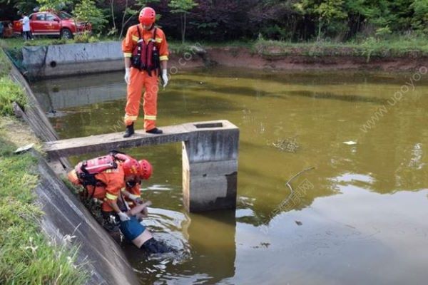 男子3米深水塘中劃船喂魚不慎落水身亡，溺水后急救方法(1)