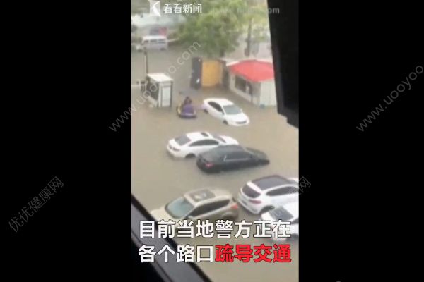 廈門因暴雨進(jìn)入“看海模式”，積水沒腰將人沖走(1)