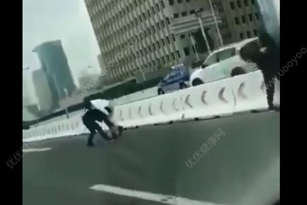 上海兩車斗氣！車上兩對(duì)男女竟在高架道路上下車撕斗！(1)