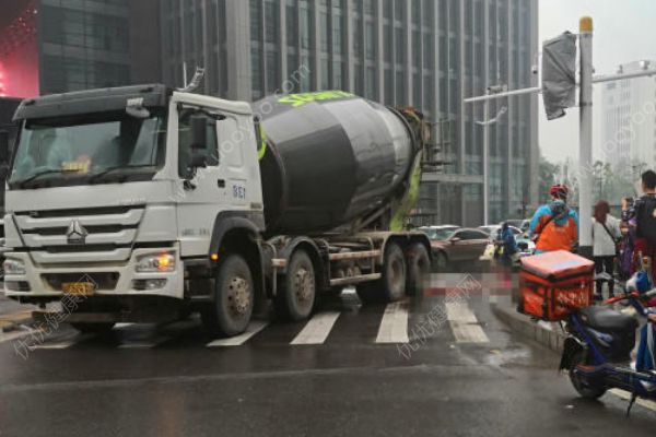 湖北發(fā)生慘烈車禍！女子被攪拌車碾壓當場身亡！(1)