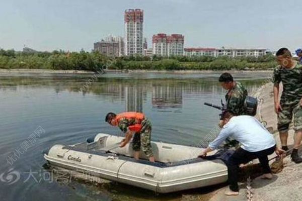 心痛！14歲少年撿貝殼做母親節(jié)禮物，跌入河中溺亡(3)