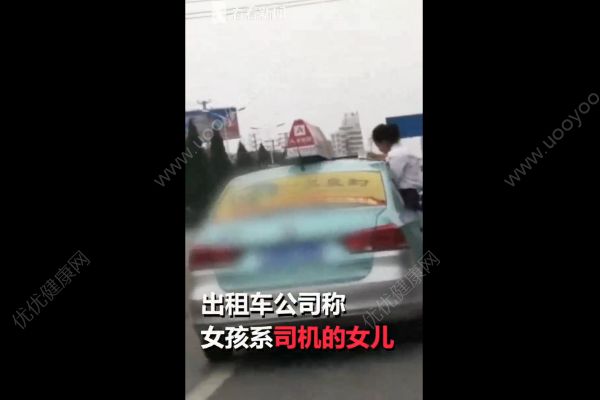 女學(xué)生趴疾弛出租車頂寫作業(yè)，司機老爸被停運(2)