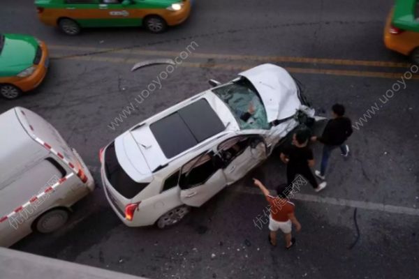 西安玉祥門發(fā)生車禍，因超車躲避障礙失控，超車要注意什么？(1)