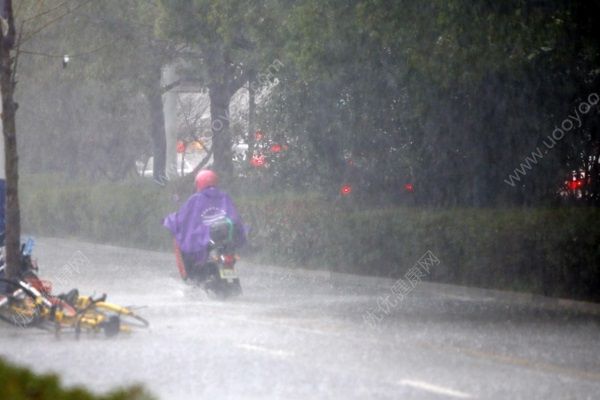 宜賓暴雨男同學(xué)雨中搓澡，用雨水洗澡有害嗎？(4)