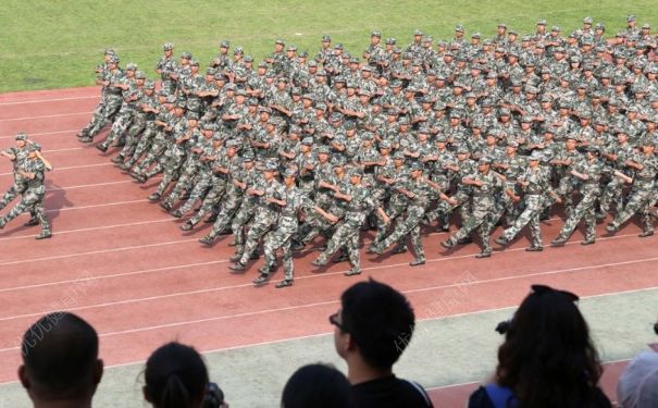 大學(xué)軍訓(xùn)多久？大學(xué)軍訓(xùn)有什么項(xiàng)目？(1)