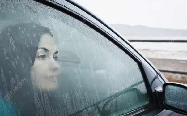 打雷在車?yán)锇踩珕?？打雷開車注意事項(1)