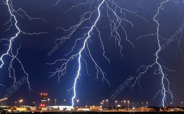 雷雨天氣飛機(jī)能起飛嗎？飛機(jī)遇到雷電怎么辦？(2)