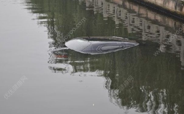 黑龍江直升機(jī)墜江起火 開車掉水里怎么自救？(2)