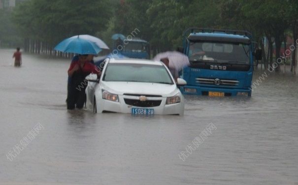 黑龍江直升機(jī)墜江起火 開車掉水里怎么自救？(5)