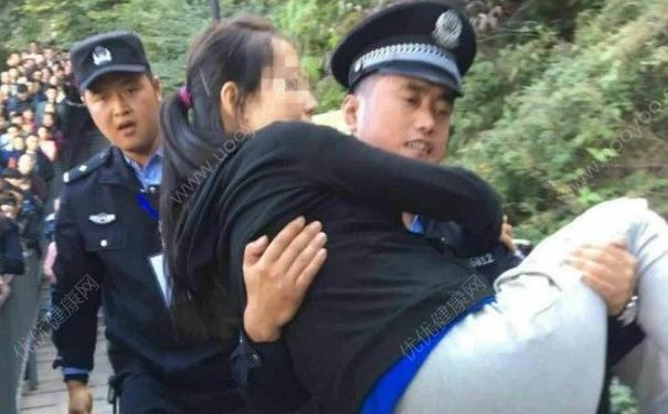 孕婦爬華山身體不適，民警接力抱下山就醫(yī)，孕婦不適合什么運(yùn)動(dòng)？(2)