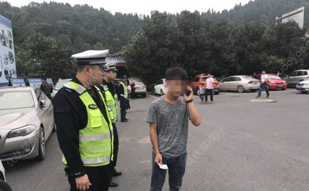 在服務(wù)區(qū)上了半個小時廁所，大巴乘客等不及吵著把車開走了(3)