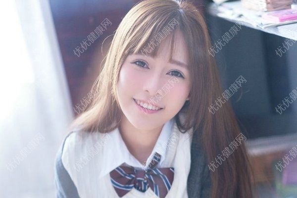 16歲掉頭發(fā)很厲害怎么回事？16歲女孩脫發(fā)嚴(yán)重怎么辦？(2)