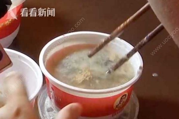 男子叫外賣吃出20多條蟲，餐飲企業(yè)：因?yàn)樘鞖獬睗?1)