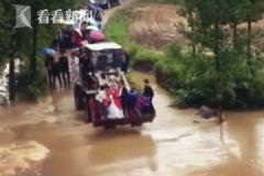 520最霸氣婚車，因暴雨積水用鏟車迎娶新娘[多圖]