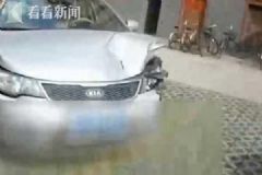 女司機(jī)酒駕連撞路邊三輛車，撒潑瘋咬特勤被拘[多圖]