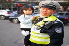 2歲女孩車流穿梭，民警抱護(hù)幫其尋找媽媽[多圖]