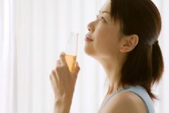 哪些飲品會(huì)加重痛經(jīng)？痛經(jīng)不適合喝什么飲料？[圖]