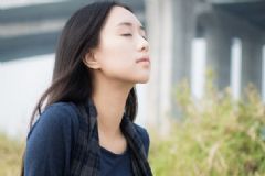 女人肝膽濕熱的癥狀有哪些？怎么調理肝膽濕熱？[圖]