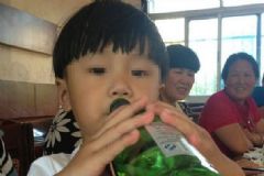 鄰居慫恿5歲男童喝酒致昏迷，小孩子喝酒有什么壞處？[多圖]