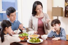 小孩子挑食不愛吃飯是怎么回事？怎么樣糾正寶寶挑食的毛??？[圖]