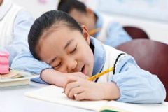 兒童睡眠不足的危害有哪些？?jī)和撛鯓颖ＷC健康的睡眠？[圖]