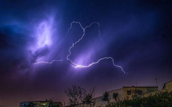 夏季雷雨天氣如何防雷擊？夏季防雷事項(xiàng)有哪些？(1)