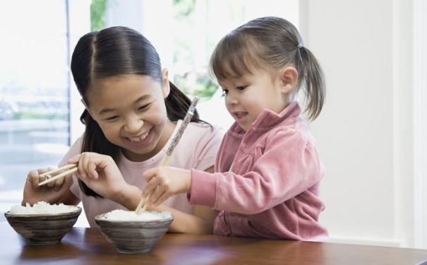 積食帶給孩子的危害有哪些？寶寶出現(xiàn)積食該怎么辦？(1)