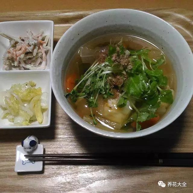 6、豆芽中含有豐富的維生素C和各種膳食纖維，對(duì)于身體是非常好的，而且豆芽的口感非常棒，還能夠減肥呢！