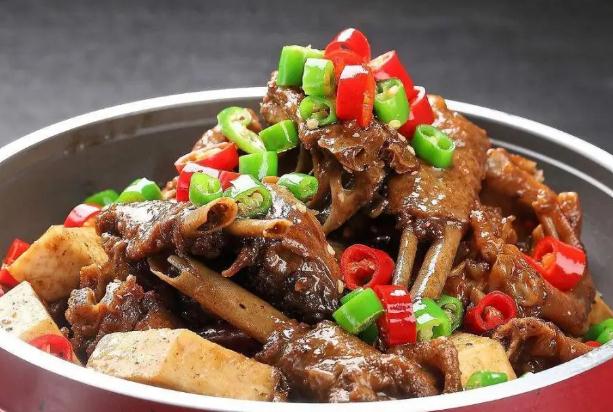 鵝肉的營養(yǎng)價(jià)值有哪些？鵝肉的功效與作用有哪些？