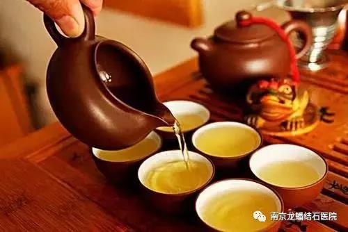 有腎結(jié)石，還能喝茶嗎？南京龍?bào)唇Y(jié)石醫(yī)院為您解析