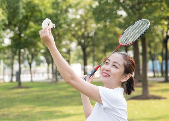 打羽毛球手臂痛怎么回事 乳酸堆積拉傷熱手不到位